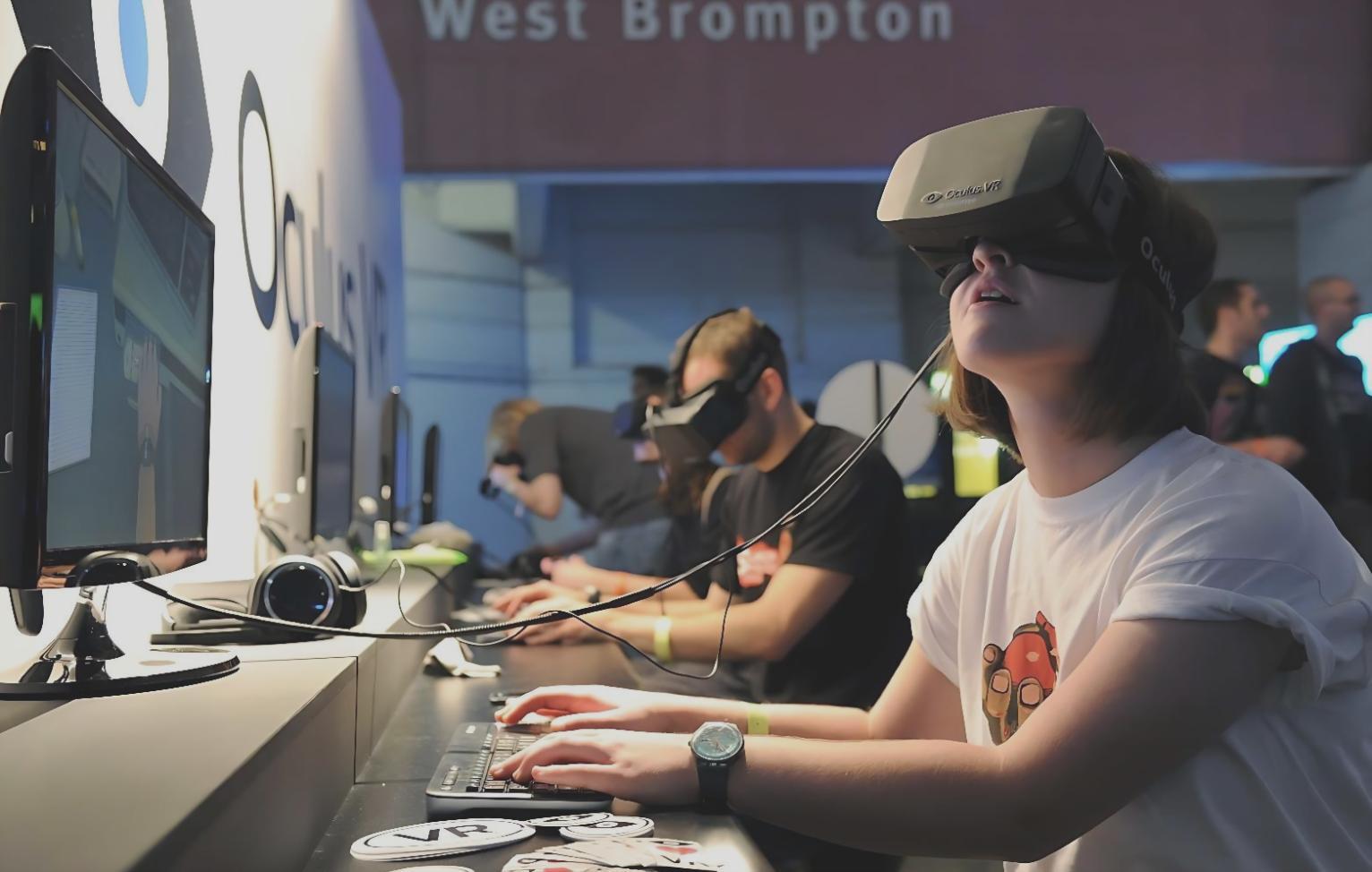 Workshop participants working on VR game prototypes at Pixelongate studio